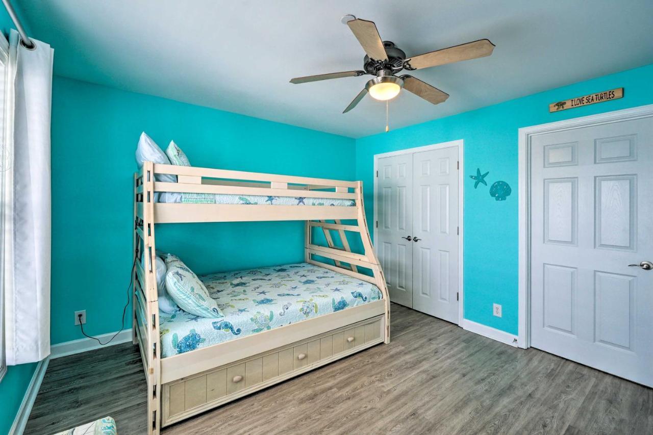 Ocean-View Oak Island Condo, 1 Block To Beach! Bagian luar foto